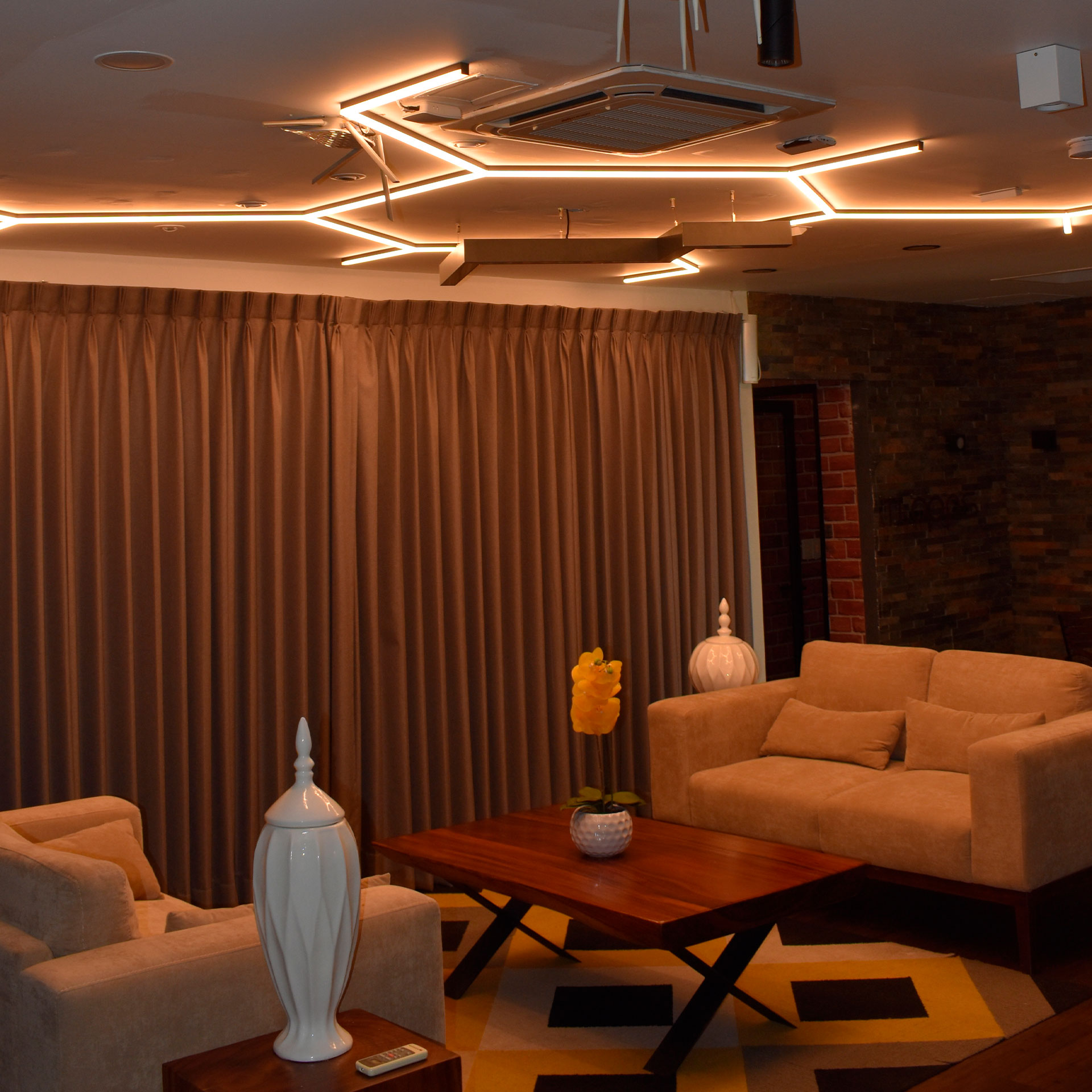 Perfil lineal de aluminio para sobreponer en color blanco