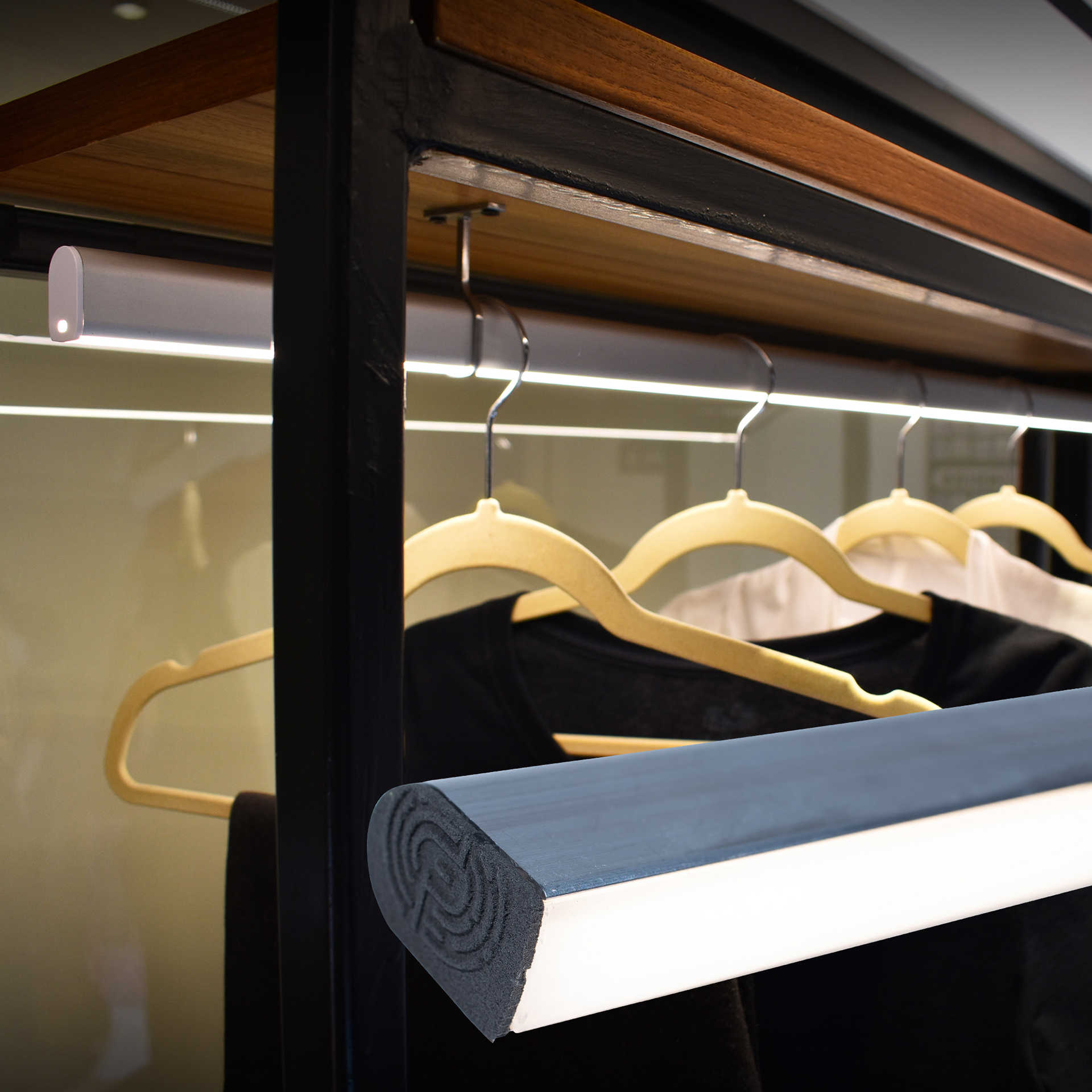 Perfil lineal de aluminio para closet en color madera obscura
