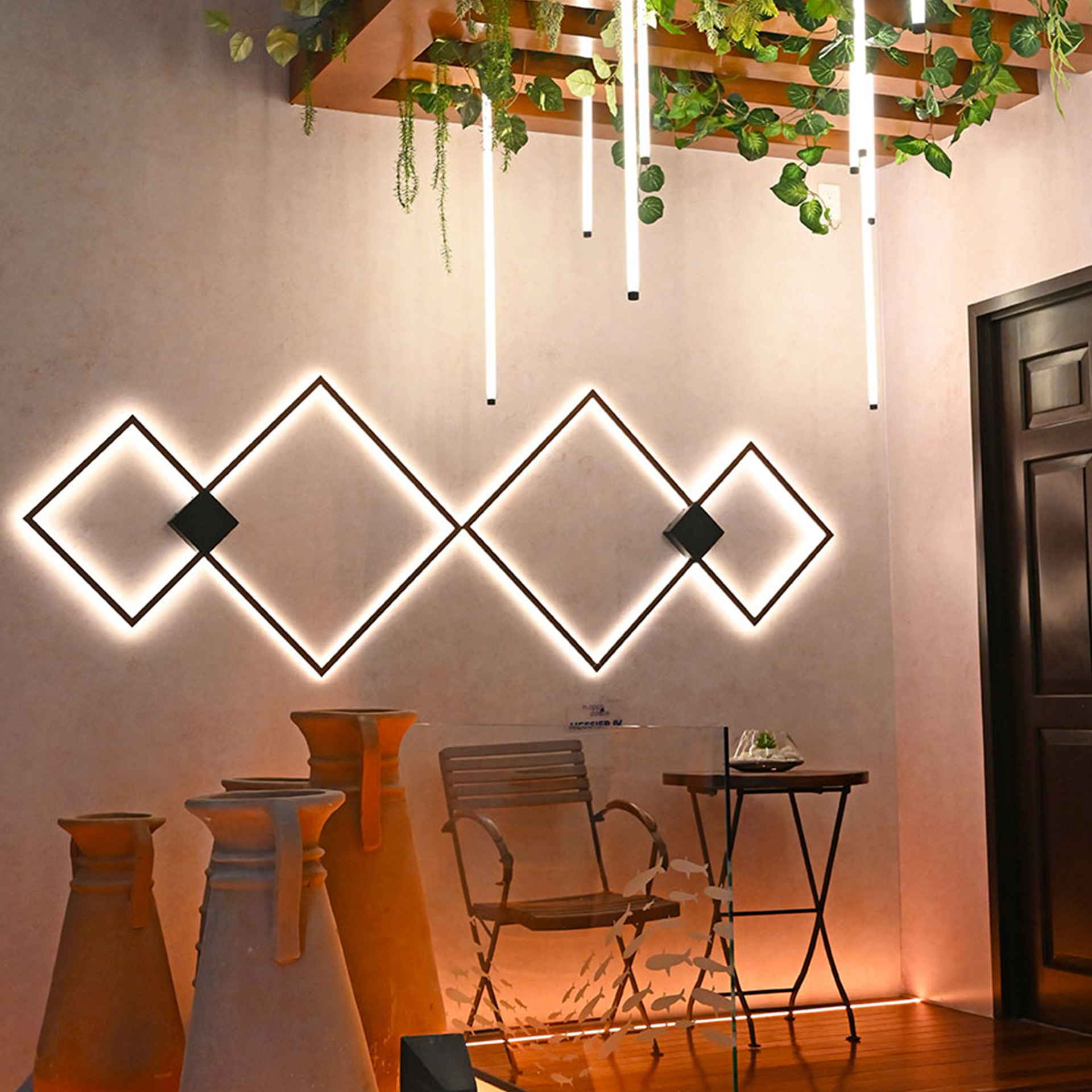 Luminarios de figuras geométricas para muro o techo en color madera nogal con iluminación blanco calido